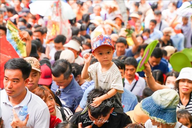 Đông đào người dân và du khách thập phương hội tụ dưới chân núi Nghĩa Lĩnh, Khu di tích lịch sử Đền Hùng, thành phố Việt Trì (Phú Thọ).  Ảnh: Tạ Toàn – TTXVN