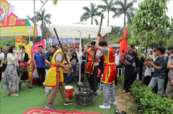 Tiết mục Giã bánh giầy của đoàn huyện Thanh Ba tại Khu di tích lịch sử Đền Hùng nhân dịp Giỗ Tổ Hùng Vương năm 2024 đã thu hút đông đảo người dân và du khách thập phương tại lễ hội. Ảnh: Tạ Toàn – TTXVN