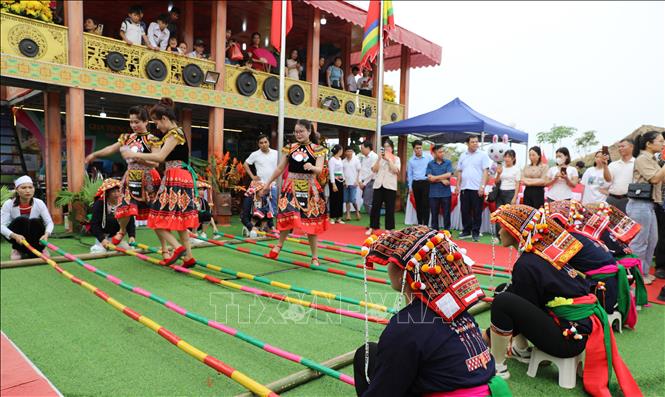 Chương trình giao lưu văn hóa, văn nghệ đã thu hút đông đảo nhân dân và du khách đến xem tại các Hội trại tại Khu di tích lịch sử Đền Hùng, thành phố Việt Trì (Phú Thọ). Ảnh: Tạ Toàn – TTXVN