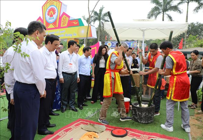 Đại biểu tỉnh Phú Thọ cùng đông đảo người dân và du khách thập phương thăm quan trình diễn Giã bánh giầy của huyện Thanh Ba tại Khu di tích lịch sử Đền Hùng. Ảnh: Tạ Toàn – TTXVN
