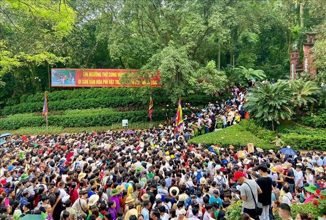 Sáng sớm ngày 14/4, hàng nghìn du khách đổ về Khu di tích lịch sử quốc gia đặc biệt Đền Hùng. Ảnh: Tạ Toàn – TTXVN