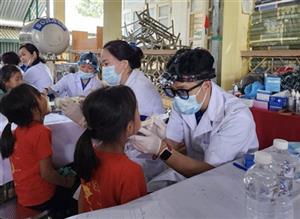 Khám sức khỏe miễn phí cho hơn 500 học sinh ở Điện Biên Đông