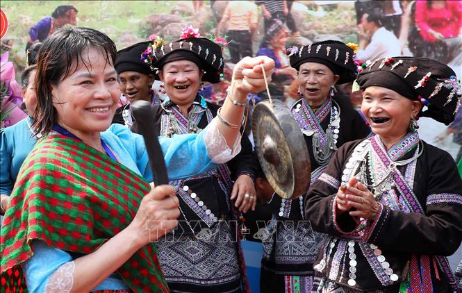 Nhân dân và du khách cùng vui chung điệu múa lăm vông đoàn kết. Ảnh: Trung Kiên - TTXVN