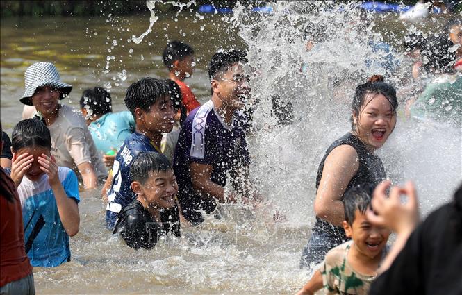 Nhân dân và du khách tham gia lễ hội Tết té nước ở xã Núa Ngam, huyện Điện Biên. Ảnh: Trung Kiên - TTXVN