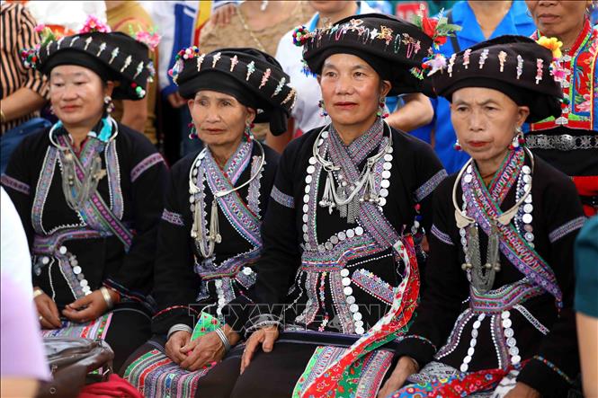 Một nhóm người Lào từ tỉnh Lai Châu sang chung vui với người Lào ở tỉnh Điện Biên. Ảnh: Trung Kiên - TTXVN