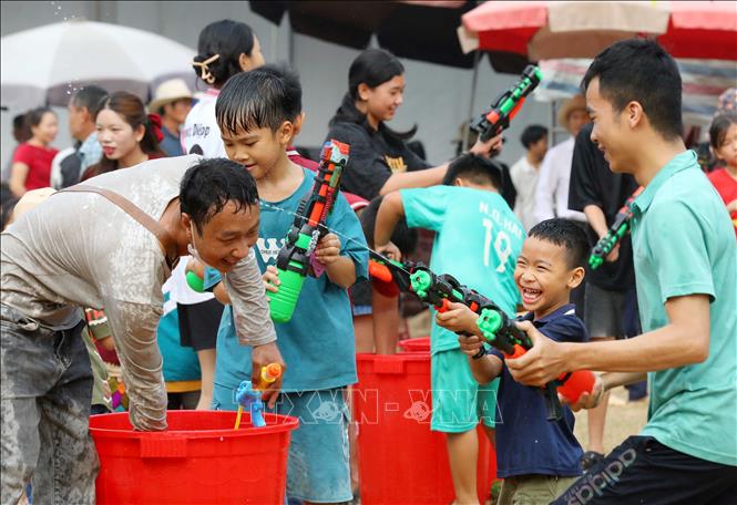 Ngay từ sáng sớm, không khí của lễ hội đã bắt đầu rộn ràng. Ảnh: Trung Kiên - TTXVN