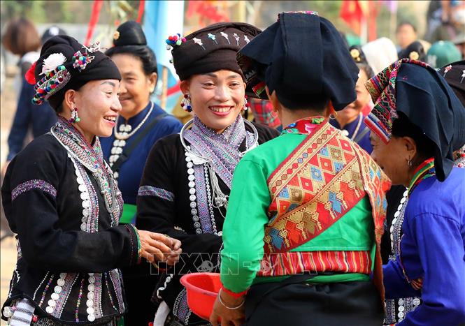 Người Lào ở Núa Ngam, huyện Điện Biên vui mừng đón khách từ phương xa đến dự Tết té nước. Ảnh: Trung Kiên - TTXVN