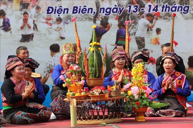 Nghi thức cầu khấn thần linh, cầu cho mưa thuận gió hòa, mùa màng tươi tốt, sức khỏe dồi dào. Ảnh: Trung Kiên - TTXVN