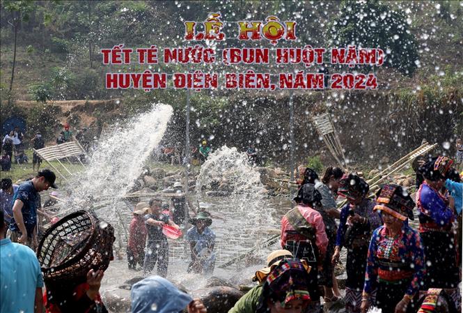 Nhân dân và du khách tham gia lễ hội Tết té nước ở xã Núa Ngam, huyện Điện Biên. Ảnh: Trung Kiên - TTXVN