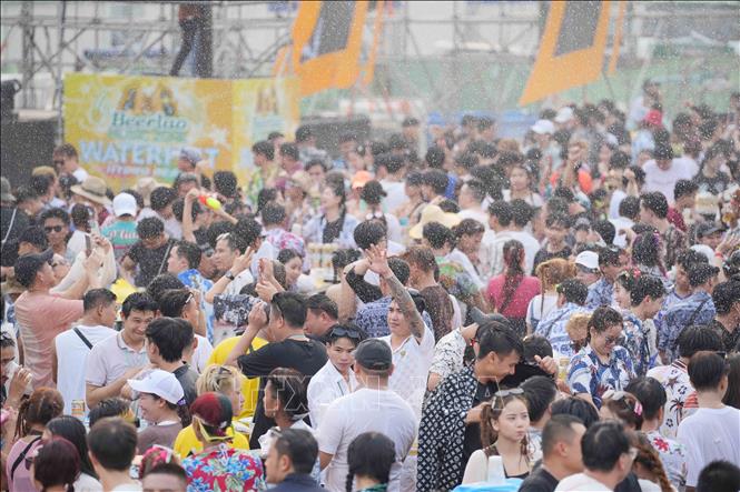 Người dân và du khách hào hứng với màn bắn súng nước từ vòi phun tại lễ hội âm nhạc năm mới Bunpimay. Ảnh: Đỗ Bá Thành-PV TTXVN tại Lào