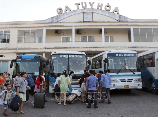 Hành khách ở ga Tuy Hòa lên xe trung chuyển đến ga Giã để đi tàu. Ảnh: Xuân Triệu - TTXVN