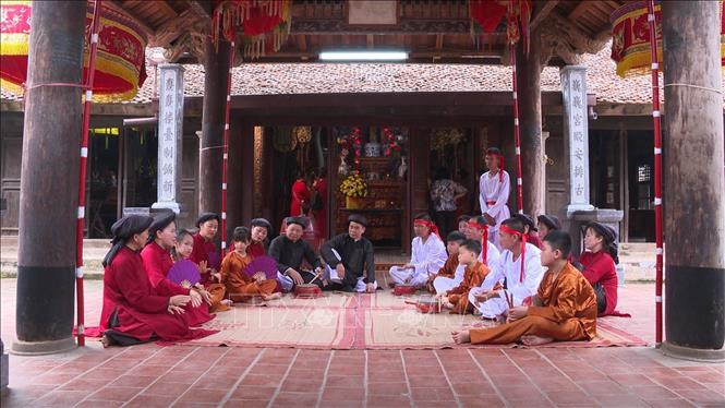 Các nghệ nhân làng Xoan gốc biểu diễn Hát Xoan tại Đình Hùng Lô, xã Hùng Lô, thành phố Việt Trì đã thu hút đông đảo người dân và du khách tham gia. Ảnh TTXVN phát