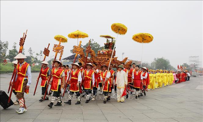 Lễ rước kiệu của các xã, phường, thị trấn vùng ven về Khu di tích lịch sử Quốc gia đặc biệt Đền Hùng. Ảnh: Tạ Toàn - TTXVN