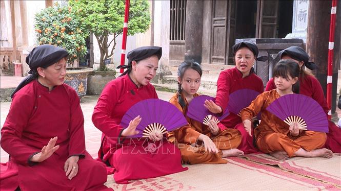 Xoan singers and their younger generation perform in Hung Lo communal house in Hung Lo commune, Viet Tri city. VNA/Photo by courtesy