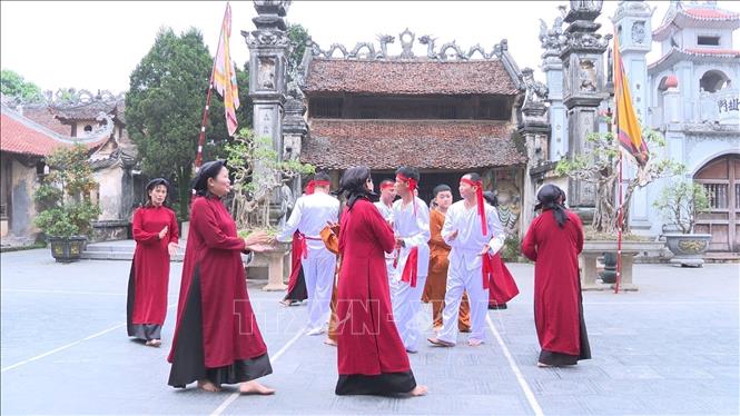 Xoan singers perform in Hung Lo communal house in Hung Lo commune, Viet Tri city. VNA/Photo by courtesy