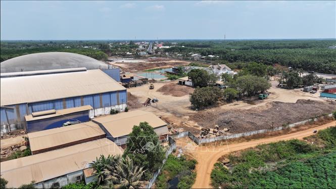 Hoạt động sản xuất và mương nước thải của Công ty TNHH SX TM DV vận tải xuất nhập khẩu Hữu Đức Tây Ninh. Ảnh: Minh Phú - TTXVN