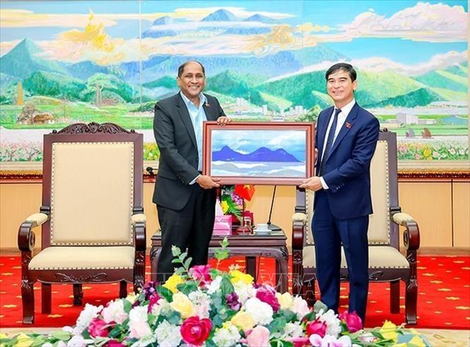 Bí thư Tỉnh ủy Vĩnh Phúc Dương Văn An tặng tranh lưu niệm cho Đại sứ Jaya Ratman. Ảnh: TTXVN phát