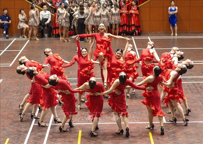 Tiết mục khiêu vũ dự thi của cán bộ giáo viên tại ngày hội. Ảnh: Nguyễn Kế Tùng - TTXVN phát
