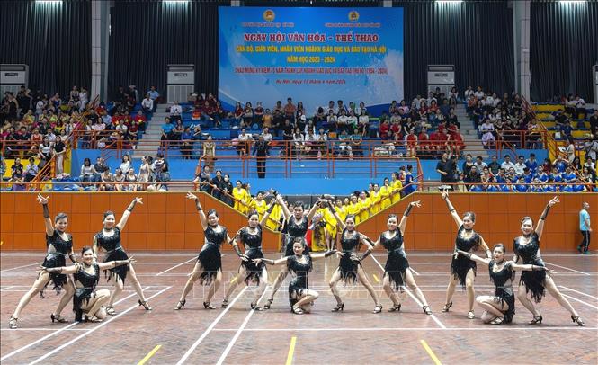 Tiết mục khiêu vũ dự thi của cán bộ giáo viên tại ngày hội. Ảnh: Trần Đức Minh - TTXVN phát