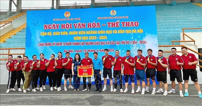 Ban tổ chức trao thưởng cho các tập thể, các nhân đạt thành tích xuất sắc. Ảnh: Trần Đức Minh - TTXVN phát