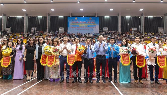 Ban tổ chức tặng cờ lưu niệm cho các đơn vị tham dự ngày hội. Ảnh: Nguyễn Kế Tùng - TTXVN  phát