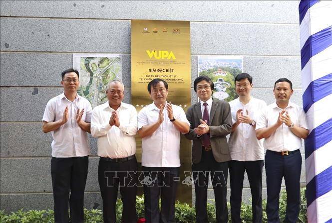 Gắn biển công trình đạt giải Đặc biệt giải thưởng Quy hoạch đô thị Quốc gia lần thứ III đối với Đền thờ Liệt sĩ Chiến trường Điện Biên Phủ. Ảnh: TTXVN phát