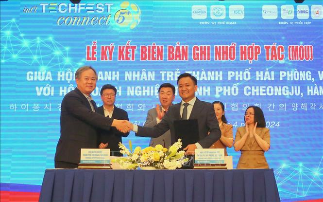 The Hai Phong Young Entrepreneurs Association and the RoK’s Cheongju City Business Association sign a memorandum of understanding on cooperation. VNA Photo: Minh Thu