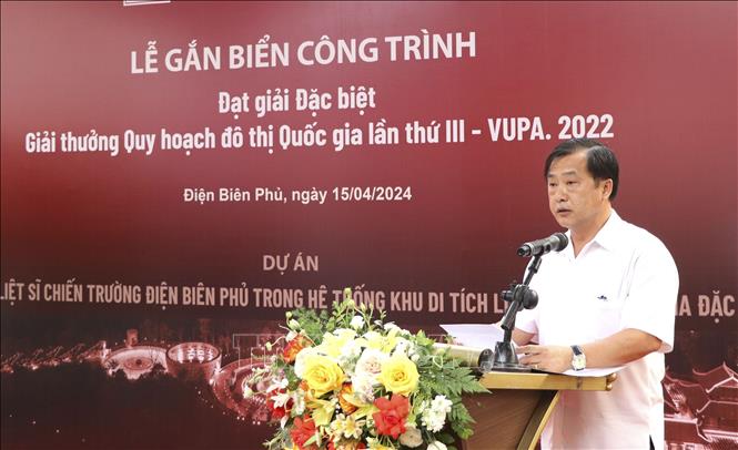 Phó Chủ tịch UBND tỉnh Điện Biên Vừ A Bằng phát biểu tại buổi lễ. Ảnh: TTXVN phát
