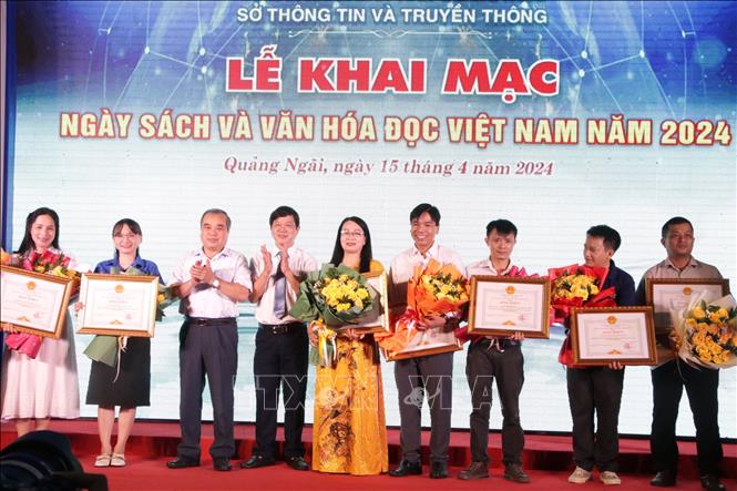 UBND tỉnh tặng Bằng khen cho 8 tập thể có thành tích xuất sắc trong công tác thực hiện Ngày Sách và Văn hóa đọc Việt Nam năm 2024. Ảnh: Đinh Hương - TTXVN