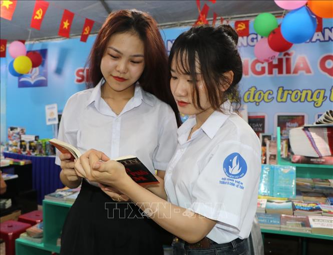 Độc giả tại Ngày sách và Văn hóa đọc Việt Nam ở Quảng Ngãi. Ảnh: Đinh Hương - TTXVN