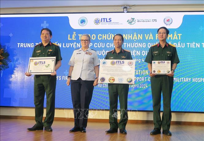 The US partners grant a certificate and a decision establishing the first ITLS Training Centre in Vietnam to Military Hospital 175. VNA Photo: Đinh Hằng