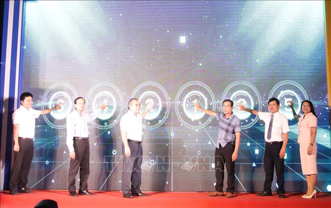 Các đại biểu thực hiện nghi thức khai mạc Ngày sách và Văn hóa đọc Việt Nam trên địa bàn tỉnh Quảng Ngãi. Ảnh: Đinh Hương - TTXVN