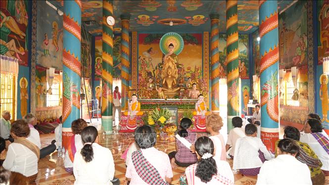 Đồng bào Khmer làm lễ trong Tết cổ truyền Chol Chnam Thmay tại chùa ấp Cà Ốt, xã Tân Đông, huyện Tân Châu, tỉnh Tây Ninh. Ảnh: Minh Phú - TTXVN