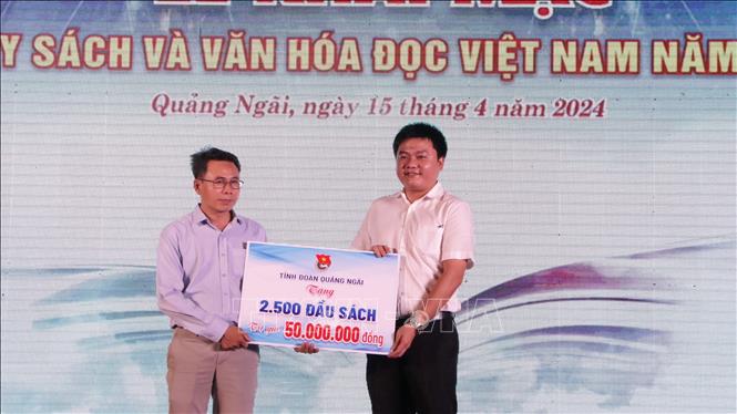 Tỉnh đoàn Quảng Ngãi trao tặng 2.500 đầu sách cho Trường Phổ thông dân tộc bán trú Tiểu học và Trung học cơ sở Sơn Trà, huyện Trà Bồng. Ảnh: Đinh Hương - TTXVN