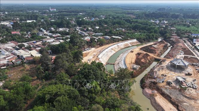 Mặt bằng thi công đã được UBND huyện Tân Biên cưỡng chế giao cho nhà thầu thi công công trình bờ kè chống sạt lở suối Cần Đăng. Ảnh: Thanh Tân - TTXVN