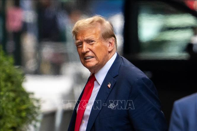 Cựu Tổng thống Mỹ Donald Trump trở về Tháp Trump sau phiên xét xử đầu tiên của Tòa án New York, ngày 15/4/2024. Ảnh: AFP/TTXVN