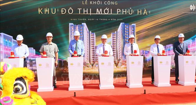 Các đại biểu thực hiện nghi thức khởi công dự án Khu đô thị mới Phủ Hà, thành phố Phan Rang - Tháp Chàm. Ảnh: Công Thử - TTXVN