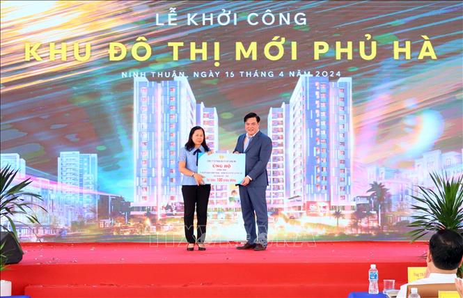 Công ty Cổ phần Đầu tư Xây dựng MK (chủ đầu tư dự án) trao tặng kinh phí cho Quỹ vì người nghèo tỉnh Ninh Thuận. Ảnh: Công Thử - TTXVN