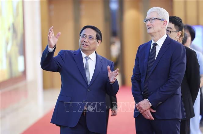Thủ tướng Phạm Minh Chính và Giám đốc điều hành Tập đoàn Apple (Hoa Kỳ) Tim Cook tham quan Trụ sở Chính phủ. Ảnh: Dương Giang-TTXVN
