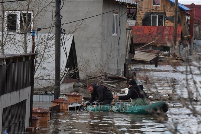 Người dân sơ tán khỏi vùng ngập lụt tại Orenburg, Nga, ngày 13/4/2024. Ảnh: AFP/TTXVN