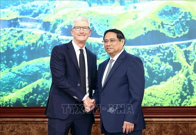 Prime Minister Pham Minh Chinh receives CEO of US-based tech giant Apple Tim Cook in Hanoi on April 16. VNA Photo: Dương Giang