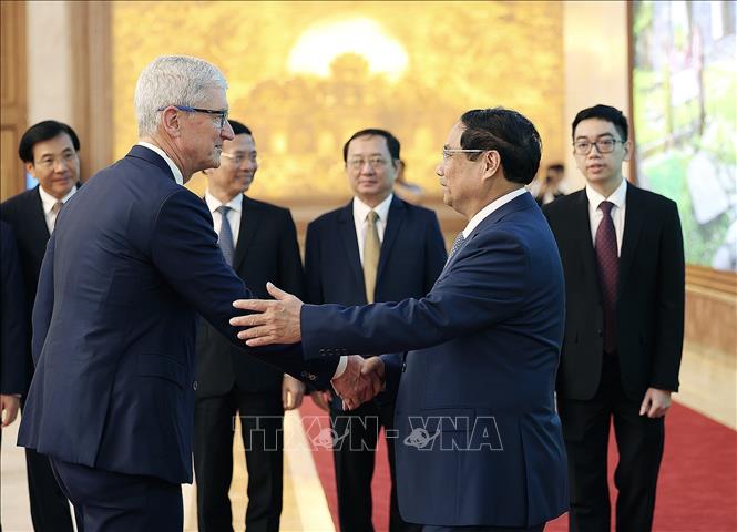 Prime Minister Pham Minh Chinh receives CEO of US-based tech giant Apple Tim Cook in Hanoi on April 16. VNA Photo: Dương Giang