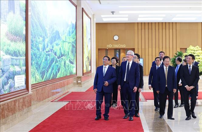 Prime Minister Pham Minh Chinh and Apple CEO Tim Cook tour the headquarters of the Vietnamese Government in Hanoi on April 16. VNA Photo: Dương Giang
