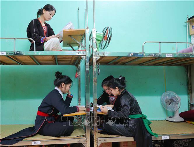 Học sinh lớp 12, Trường PTDTNT THCS và THPT huyện Hàm Yên (Tuyên Quang) ôn tập kiến thức, chuẩn bị cho kỳ thi tốt nghiệp. Ảnh: Thanh Tùng - TTXVN