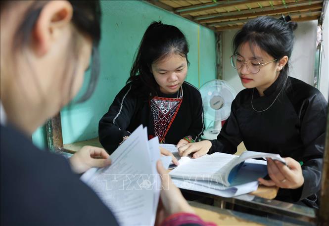 Trong khu nội trú, học sinh lớp 12, Trường PTDTNT THCS và THPT huyện Hàm Yên (Tuyên Quang) cùng nhau ôn tập kiến thức, chuẩn bị thi tốt nghiệp. Ảnh: Thanh Tùng - TTXVN