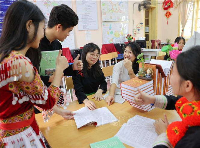 Học sinh lớp 12 truờng PTDTNT tỉnh Tuyên Quang hào hứng cùng nhau ôn tập trong thư viện. Ảnh: Thanh Tùng - TTXVN