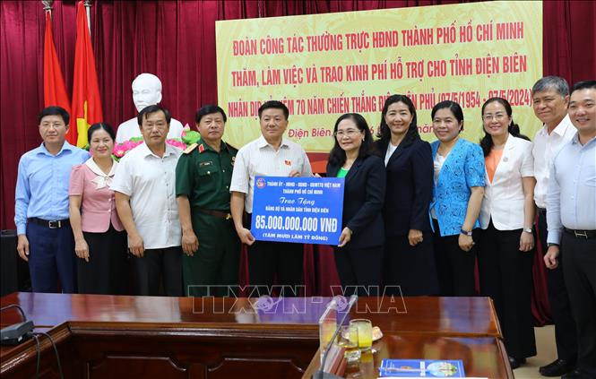 Phó Bí thư Thành ủy, Chủ tịch HĐND thành phố Hồ Chí Minh Nguyễn Thị Lệ cùng Đoàn công tác trao biển tượng trưng kinh phí hỗ trợ cho tỉnh Điện Biên. Ảnh: Phan Quân - TTXVN
