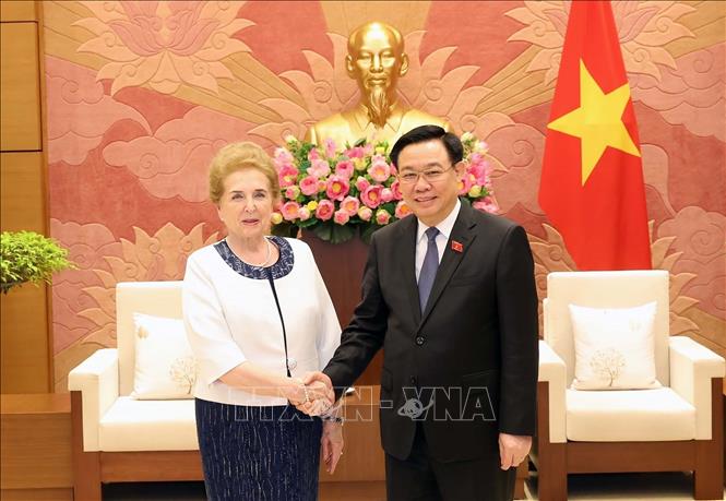 National Assembly Chairman Vuong Dinh Hue receives First Officer of the Hungarian National Assembly Márta Mátrai in Hanoi on April 16. VNA Photo: Nhan Sáng