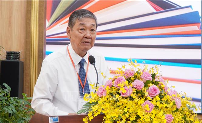 Chủ tịch Hội Khoa học Lịch sử tỉnh Đồng Tháp Lê Minh Trung trình bày báo cáo. Ảnh: Nhựt An - TTXVN