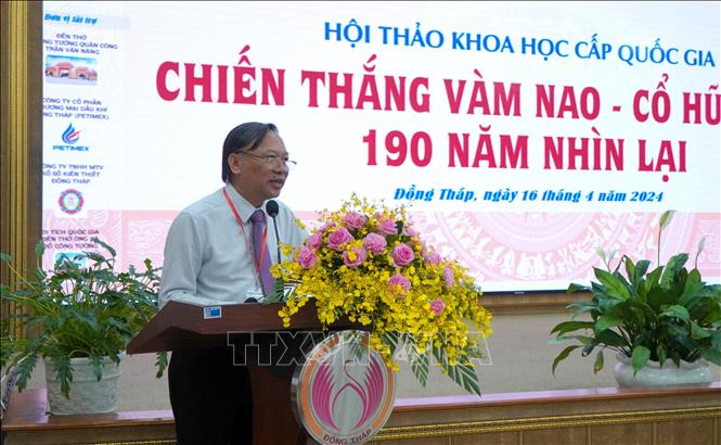 Giáo sư, Tiến sĩ, Nhà giáo nhân dân Nguyễn Quang Ngọc, Phó Chủ tịch Hội Khoa học Lịch sử Việt Nam phát biểu tại hội thảo. Ảnh: Nhựt An - TTXVN